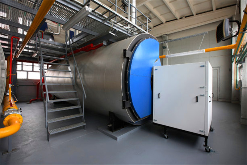 本发明公开了一种基于塔式聚光集热发电装置和压缩蒸汽制冷循环系统的SOEC电解水制氢系统