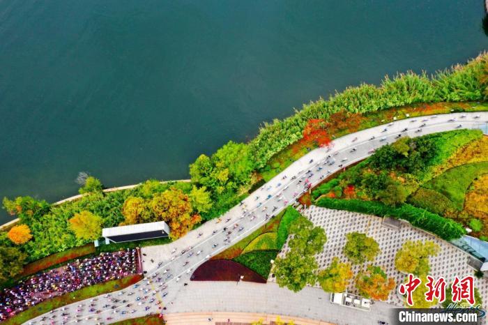 2023环千岛湖公路自行车赛在杭州市千岛湖畔举行