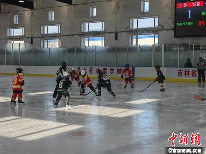 吉林冰球青少年连续三年集结冰场争胜 在册小将