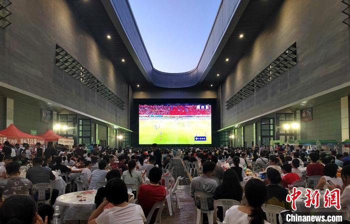 徐州民众场外观直播与苏超场内球迷共振,点燃