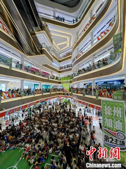 徐州民众场外观直播与苏超场内球迷共振，点燃