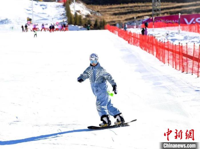 呼和浩特冰雪嘉年华点燃全民运动热情