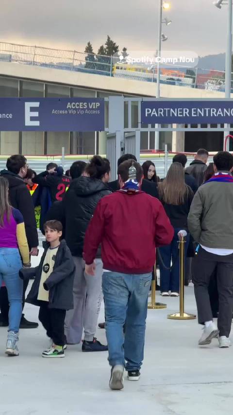 巴萨球迷带酒入场引争议 莱万梅开二度助球队大