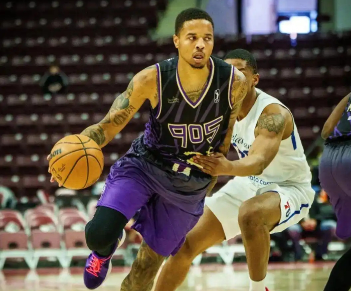 富尔茨重返NBA赛场：伤病与坚持的双重考验