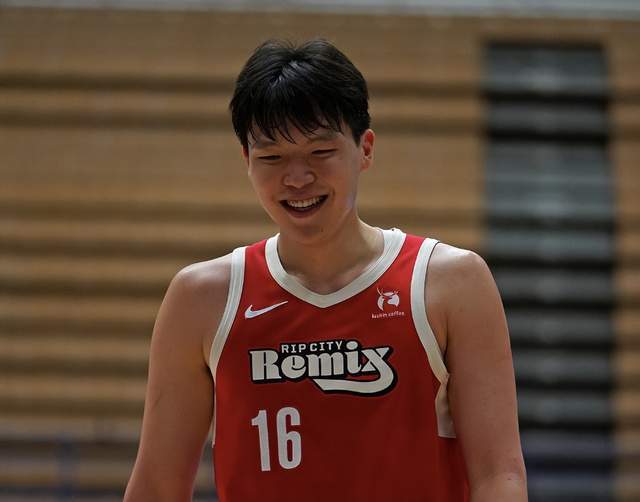 火箭裁判争议与杨瀚森下放引关注 斯特鲁斯或迎