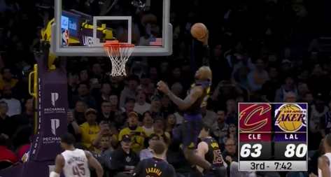 詹姆斯41岁高龄上演炸裂劈扣震撼全场