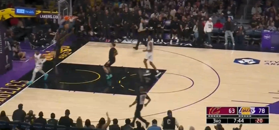 詹姆斯41岁高龄上演炸裂劈扣震撼全场