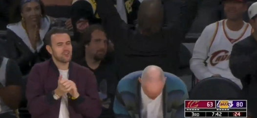 詹姆斯41岁高龄上演炸裂劈扣震撼全场