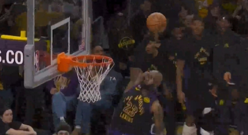 詹姆斯41岁高龄上演炸裂劈扣震撼全场